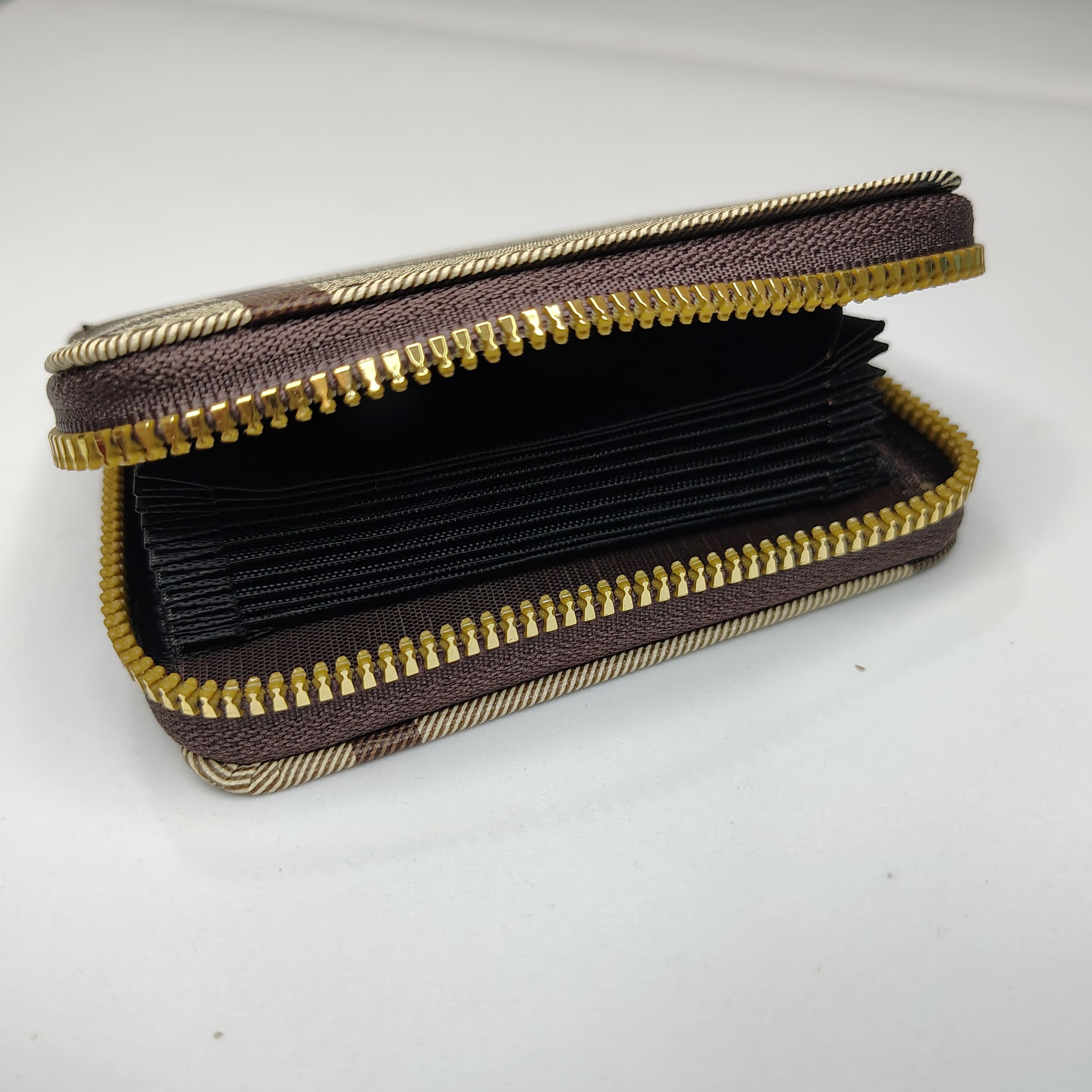 Beige Check Pattern Unisex Accordion Card Holder Wallet – 9 Card Slots, Zip Around Mini Wallet